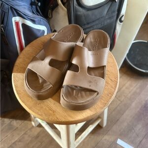 CROCS women’s Getaway Platforms size 6